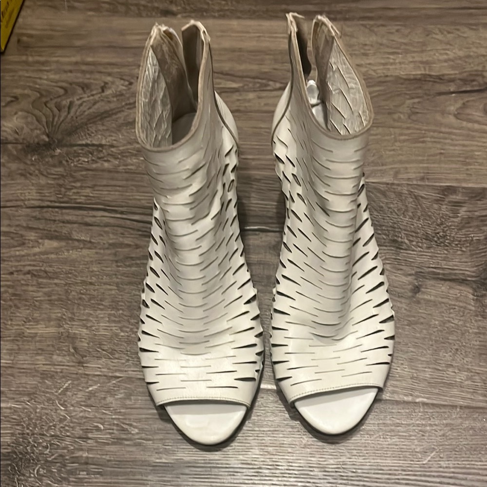 White Heeled Leather Boots with Intricate Design 37 Europe